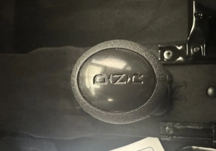 Gros plan sur le levier de vitesses automatique noir du véhicule Aixam Ambition 0.5 City Sport, version diesel 2026.