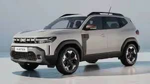 Vue 3/4 avant d'un Dacia Duster Hybrid 140ch Journey 2025 couleur Sandstone avec jantes biton et toit noir.