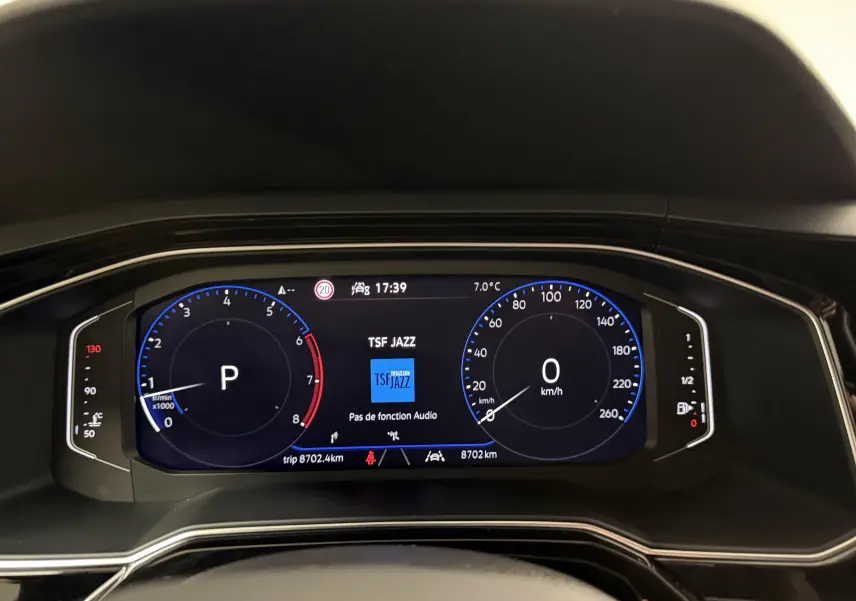 Tableau de bord numérique du Volkswagen Taigo 1.5 TSI 150 DSG7 R-Line Edition affichant vitesse, régime et informations multimédia.