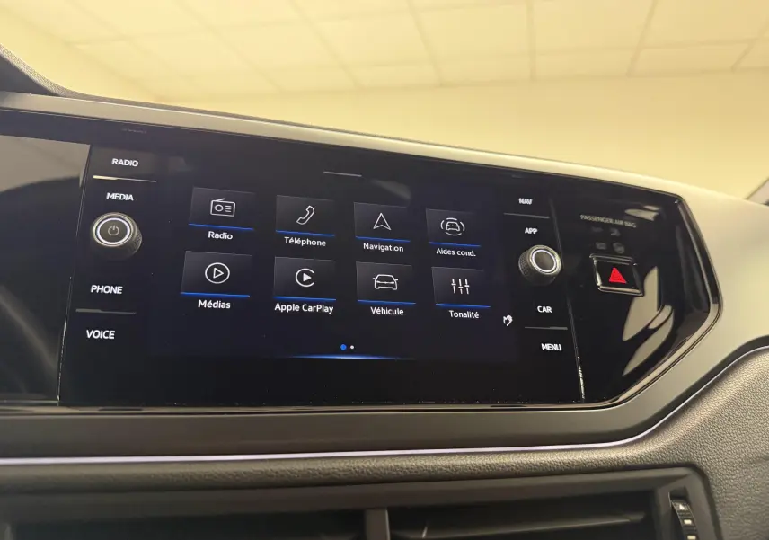 Tableau de bord du Volkswagen Taigo 1.5 TSI 150 DSG7 R-Line Edition avec écran tactile central et commandes autour.