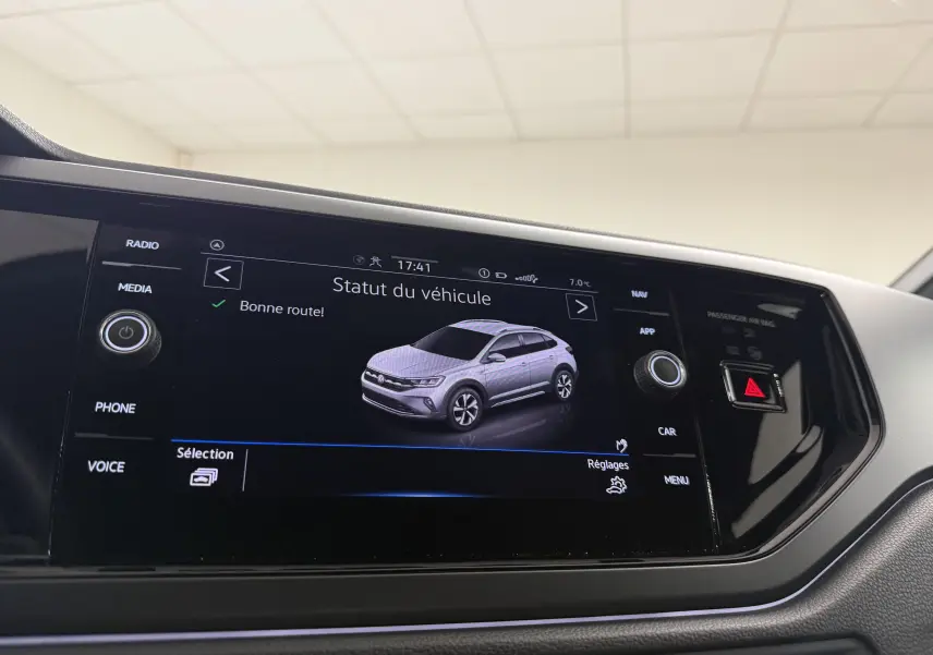 Écran tactile intérieur affichant la silhouette 3/4 avant droite du Volkswagen Taigo 1.5 TSI 150 DSG7 R-Line Edition argent avec toit noir.