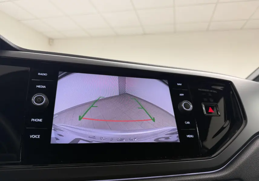 Vue de l'écran central du Volkswagen Taigo 2025 montrant la caméra de recul avec lignes de guidage vertes et rouges.