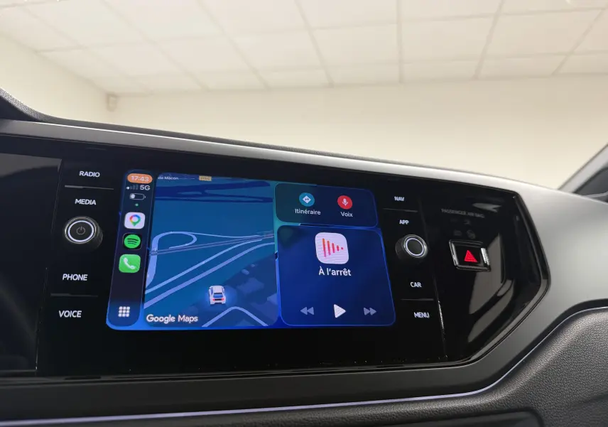 Écran tactile central du Volkswagen Taigo 2025 affichant la navigation Google Maps et les commandes multimédia, intérieur noir.