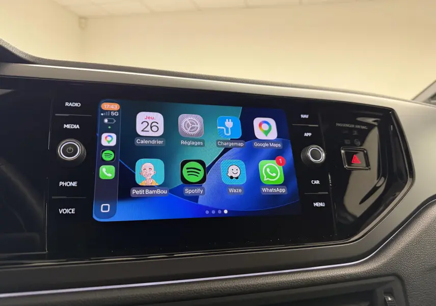 Écran tactile central du Volkswagen Taigo 1.5 TSI 150 DSG7 R-Line Edition affichant des applications connectées.