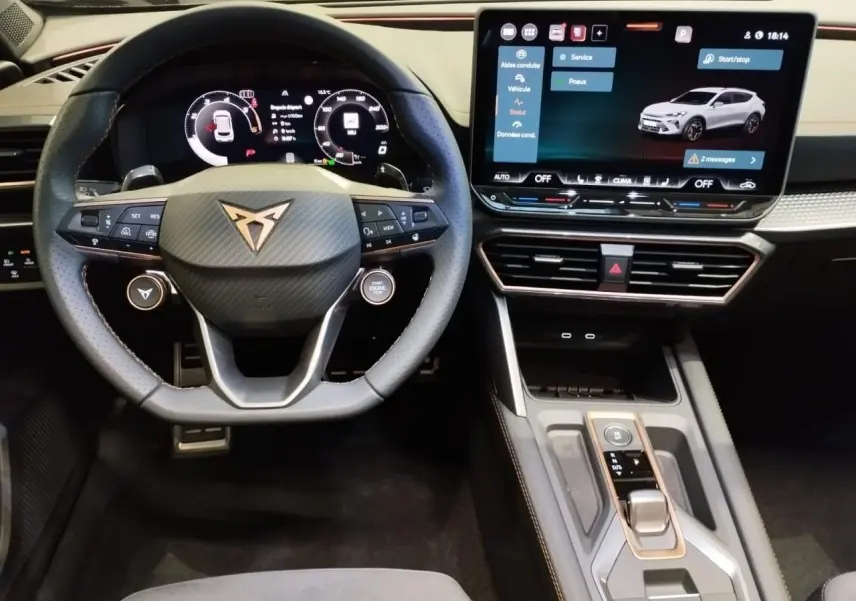 Vue intérieure centrée sur le volant Cupra et l'écran tactile HD 12,9'' du tableau de bord du Formentor noir métal.