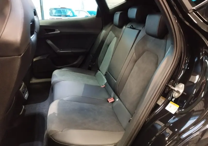 Vue intérieure arrière côté droit du CUPRA Formentor noir métal, sièges baquets bimatière suédine et cuir noir avec surpiqûres cuivrées.