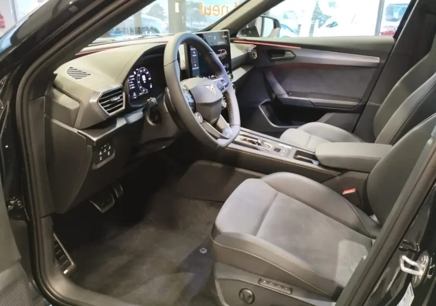 Intérieur avant droit du CUPRA Formentor noir métal 2026, sièges suédine et tableau de bord digital.