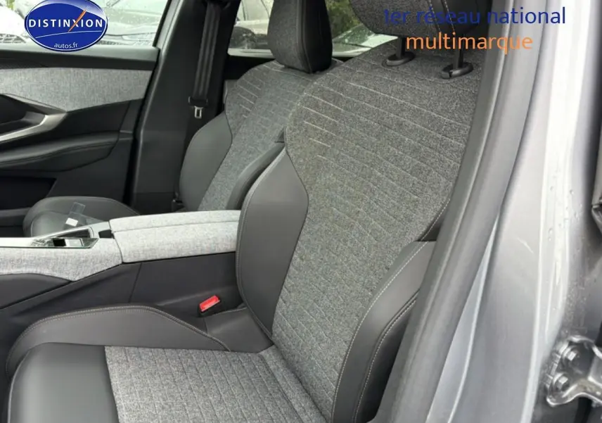 Vue rapprochée des sièges avant en tissu gris et cuir noir du Peugeot 5008 Hybrid 145 allure e-dcs6 gris artense.