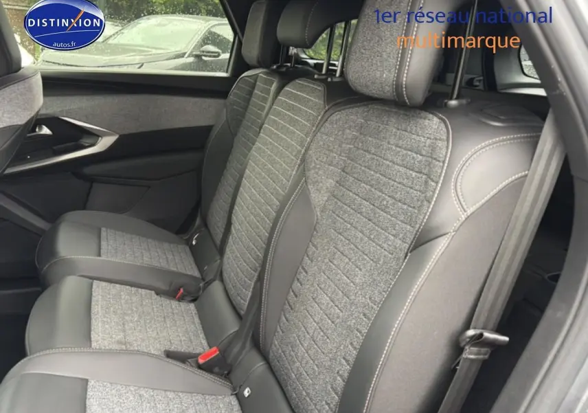 Vue latérale des sièges arrière en tissu gris et cuir noir du Peugeot 5008 Hybrid 145 allure e-dcs6 gris artense.