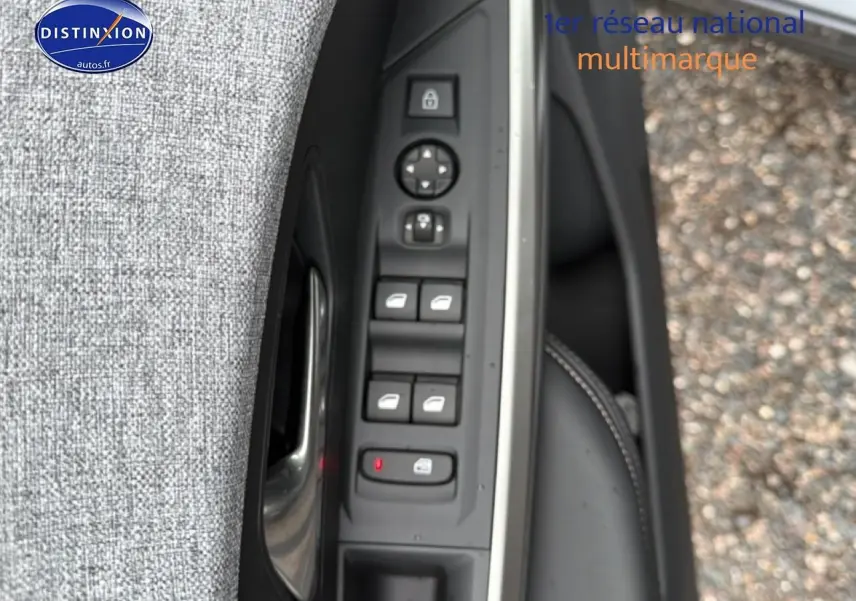 Détail des commandes des vitres et rétroviseurs sur la porte côté conducteur d’un Peugeot 5008 gris Artense.