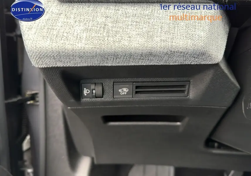 Détail intérieur montrant les commandes sous le tableau de bord gris clair du Peugeot 5008 Hybrid 145 allure e-dcs6.