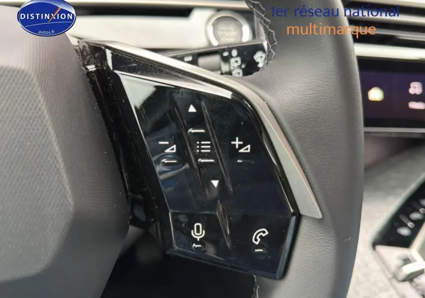 Gros plan sur les commandes vocales et audio au volant cuir noir du Peugeot 5008 Hybrid 145 allure e-dcs6.