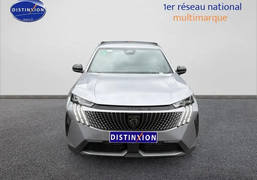 Vue avant frontale du Peugeot 5008 Hybrid 145 allure e-dcs6 gris artense avec calandre distinctive et phares LED verticaux.