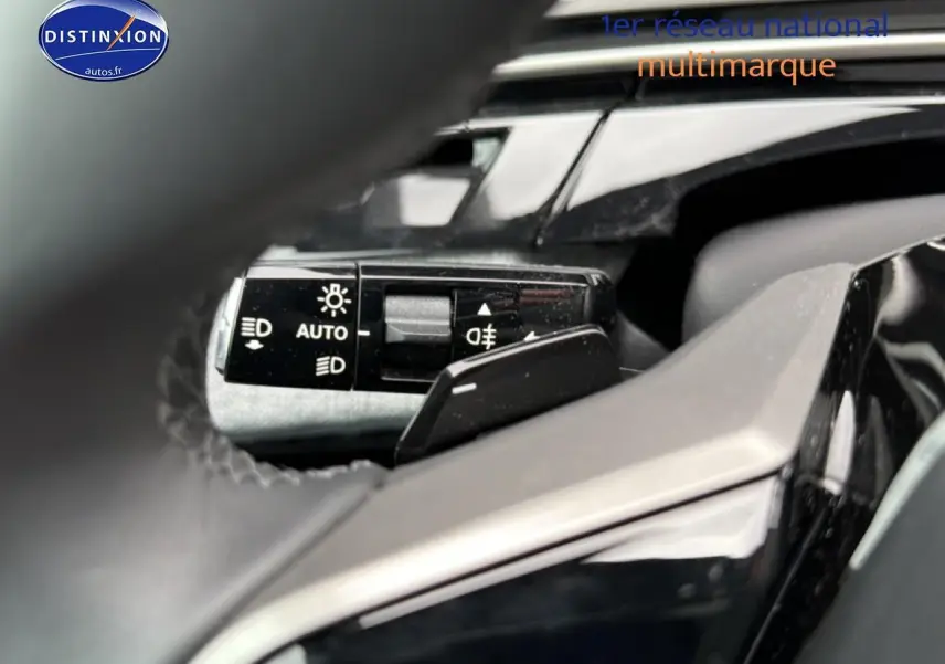 Gros plan sur la commande des phares automatiques du Peugeot 5008 Hybrid 145 allure gris Artense, vue côté conducteur.
