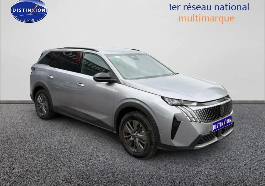 Peugeot 5008 Hybrid 145 allure e-dcs6 gris artense en 3/4 avant droit avec jantes alu et vitres surteintées.
