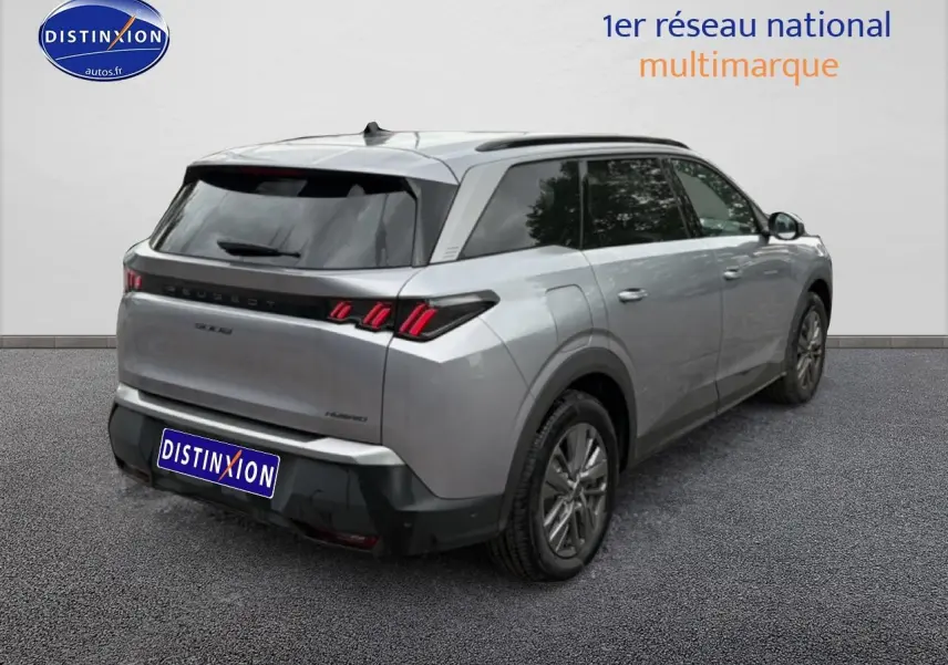 Peugeot 5008 Hybrid 145 gris artense vue 3/4 arrière droit avec feux LED et vitres surteintées.