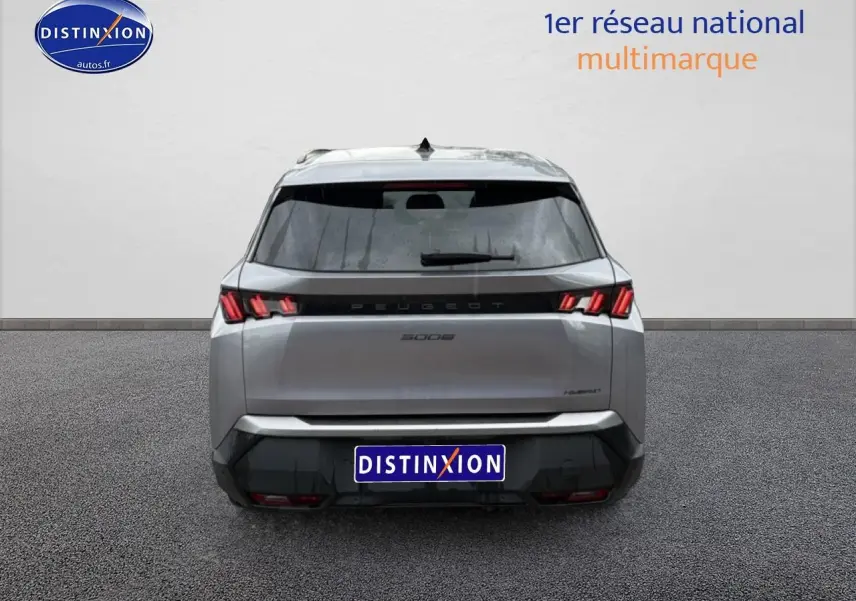 Vue arrière d’un Peugeot 5008 Hybrid 145 allure gris artense avec feux LED et lunette arrière surteintée.