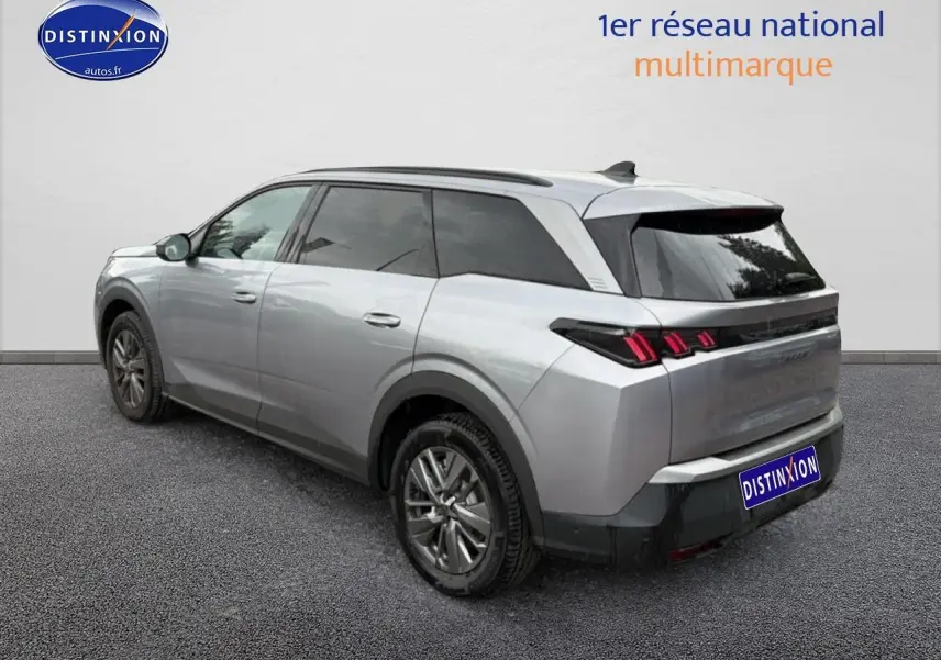 Vue 3/4 arrière droite du Peugeot 5008 Hybrid 145 allure gris artense avec vitres surteintées et jantes alu.