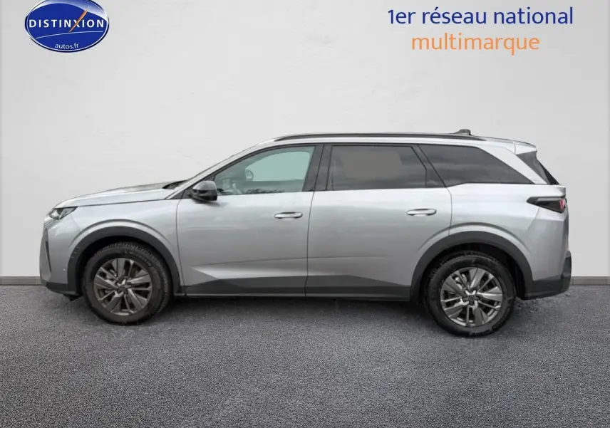 Profil côté gauche du Peugeot 5008 gris Artense 2025 avec jantes alliage et vitres arrière surteintées.