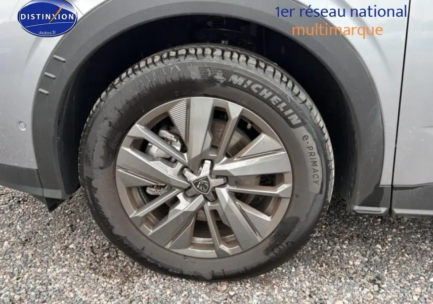 Gros plan sur la roue avant gauche gris artense d’un Peugeot 5008 Hybrid 145 allure e-dcs6 avec jante alu distinctive.