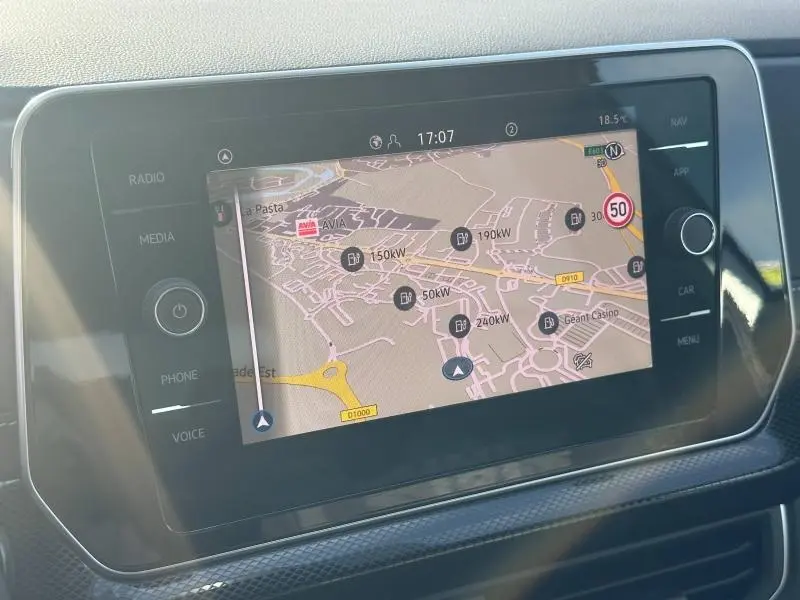 Écran tactile central du Volkswagen T-Cross 2026 affichant la navigation GPS avec carte et indications de puissance de charge.