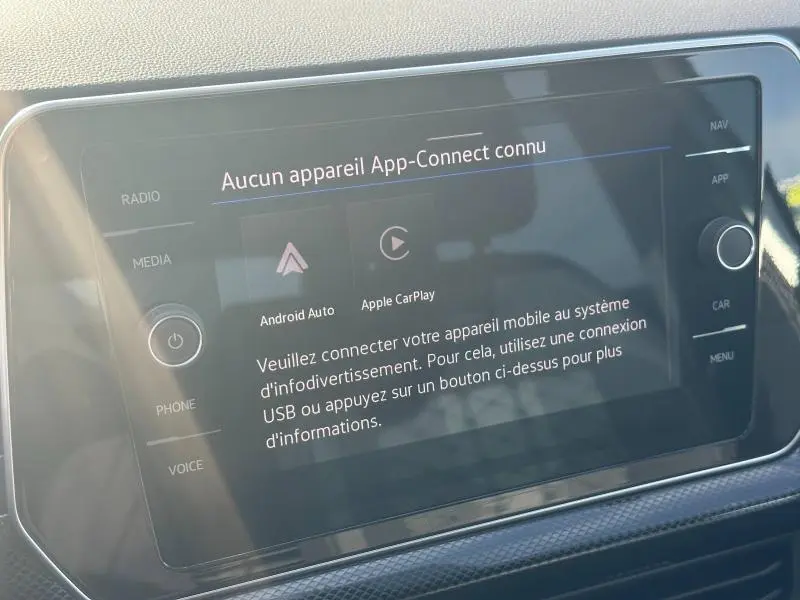 Écran tactile central du Volkswagen T-Cross argenté, affichant le menu App-Connect sans appareil connecté.