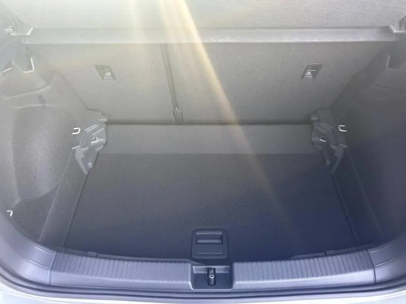 Vue plongeante sur le coffre spacieux et propre du Volkswagen T-Cross 1.0 TSI R-Line 2026, intérieur noir.