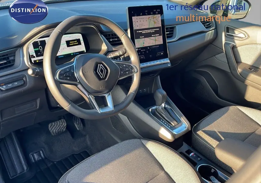 Vue intérieure côté conducteur du Renault Captur E-Tech hybride 2025, tableau de bord moderne avec écran tactile vertical.