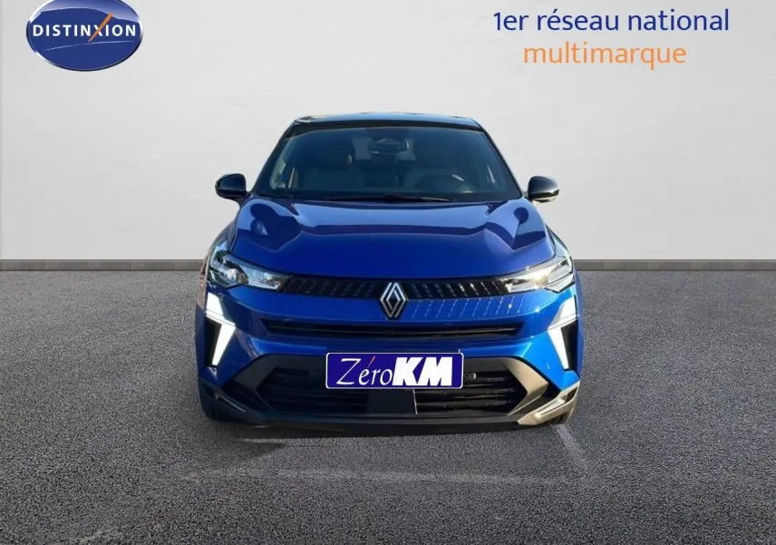 Vue frontale du Renault Captur E-Tech hybride 2025 en bleu Iron Metal avec toit noir et plaque Zéro KM.