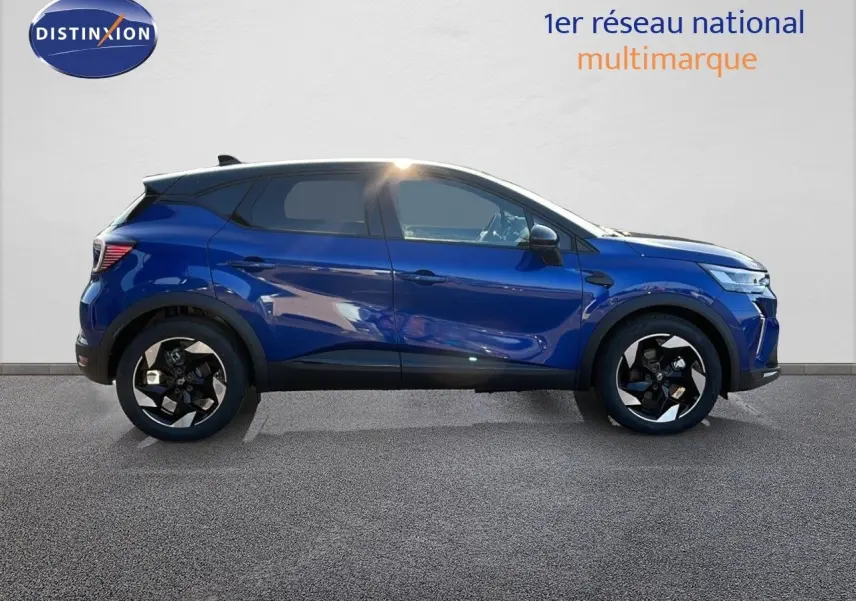 Profil gauche du Renault Captur E-Tech hybride bleu Iron Metal avec toit noir et jantes bicolores 18 pouces.