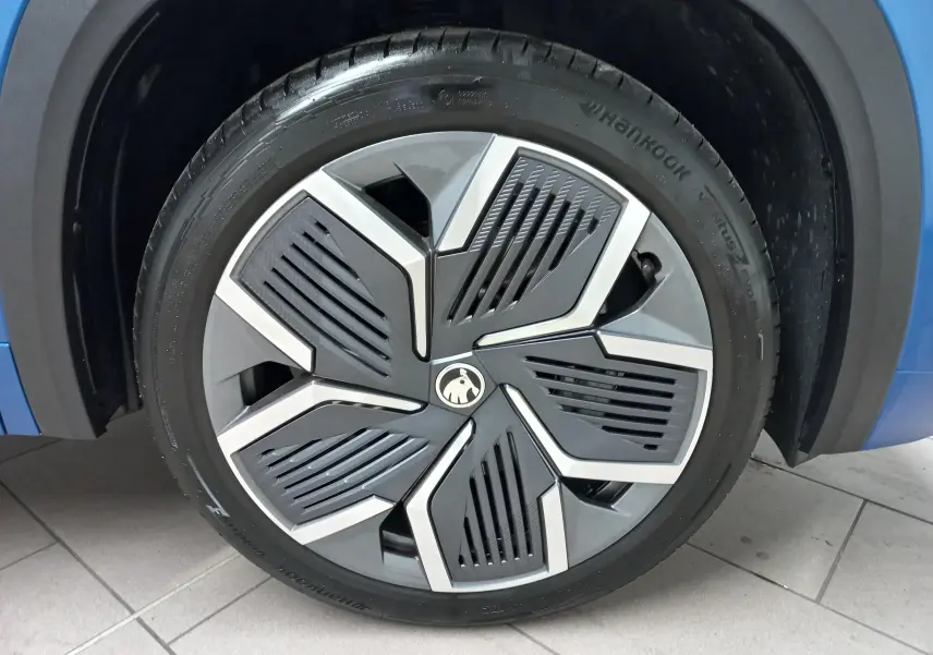 Gros plan sur la jante alliage 20'' Rila anthracite avec enjoliveur noir du Skoda Kodiaq Bleu RS 2024, côté gauche.