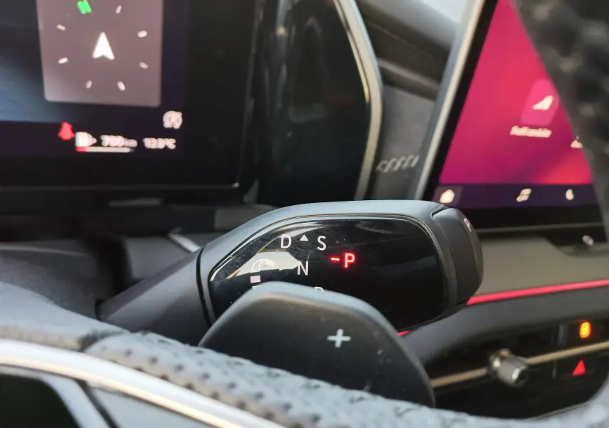 Gros plan sur le levier de vitesses automatique du Skoda Kodiaq Bleu RS 2024, affichant la position "P" sur le tableau de bord numérique.