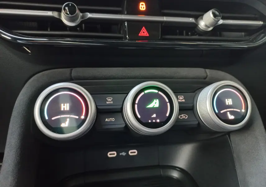 Gros plan sur les commandes de climatisation digitale du Skoda Kodiaq 1.5 TSI 150 DSG7 Sportline, avec réglages chauffants affichés.