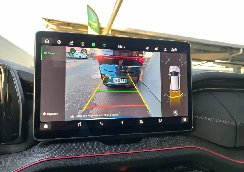 Vue intérieure de l'écran multimédia affichant la caméra de recul d'un Skoda Kodiaq Bleu RS, avec guidage de stationnement.