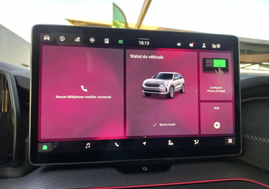 Écran tactile central du Skoda Kodiaq 2024 affichant le statut du véhicule avec interface moderne et fond violet.