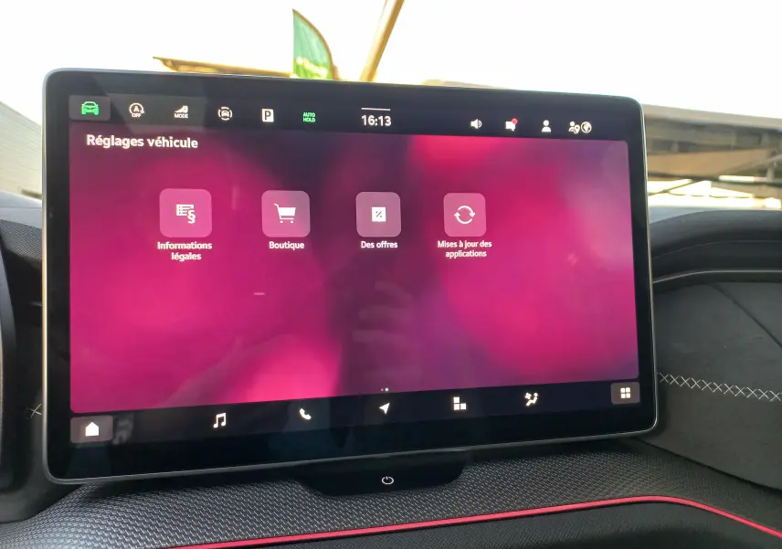Écran tactile central du Skoda Kodiaq 2024 affichant le menu des réglages véhicule, avec finition intérieure noire et surpiqûres blanches.