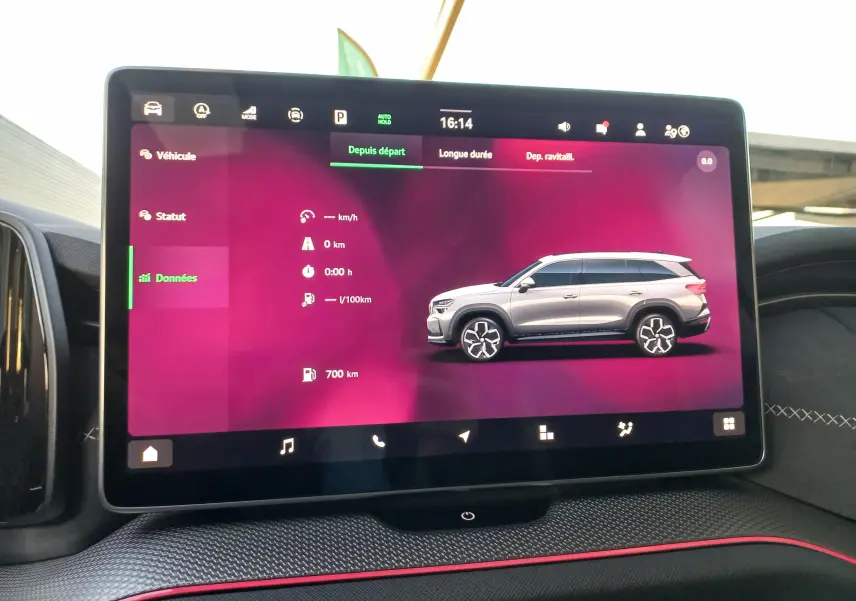 Écran tactile intérieur affichant une vue latérale droite d’un SUV Skoda Kodiaq gris sur fond violet.