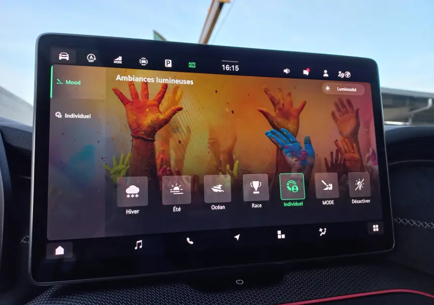 Écran tactile central du Skoda Kodiaq 2024 affichant les options d’ambiances lumineuses dans l’habitacle.