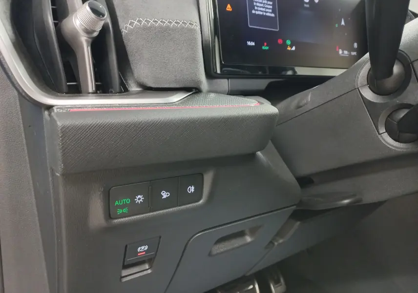 Détail intérieur côté gauche du tableau de bord du Skoda Kodiaq 2024, avec commandes d’éclairage et finition noire texturée.