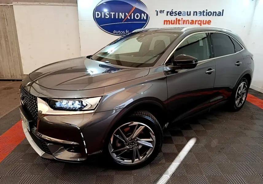 DS7 Crossback E-TENSE gris foncé vu en 3/4 avant droit, avec phares LED allumés et jantes alliage distinctives.