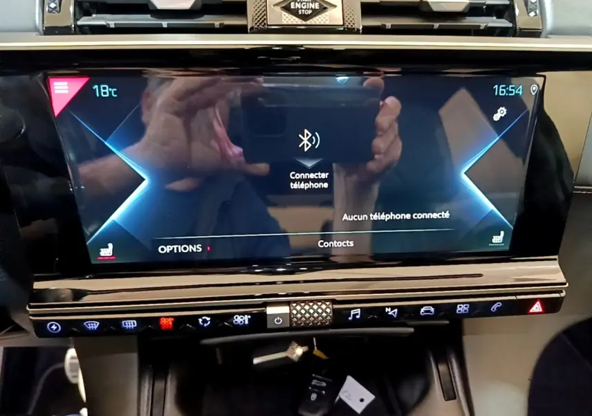 Vue rapprochée de l’écran tactile central noir du DS7 Crossback E-TENSE 4x4 300 gris foncé avec commandes digitales éclairées.