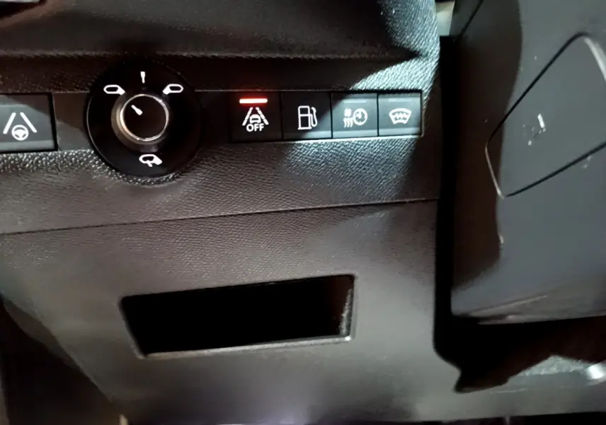 Détail des commandes de sécurité et assistance sur tableau de bord noir du DS7 Crossback E-TENSE 4x4 300 Rivoli.