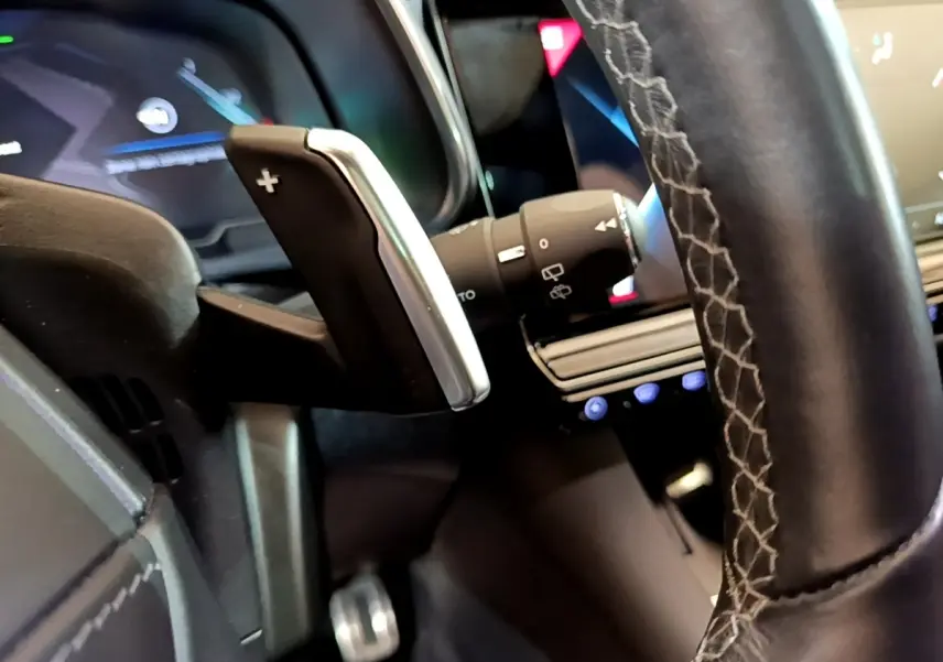 Gros plan sur la palette de changement de vitesse droite en aluminium et cuir noir du DS7 Crossback E-TENSE 2021.