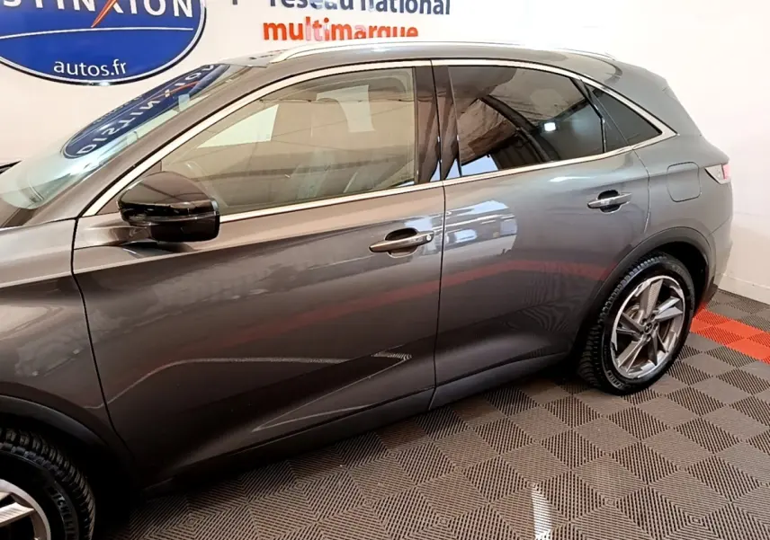 Vue de profil côté droit du DS7 Crossback E-TENSE gris foncé, mettant en valeur ses lignes élégantes et ses jantes alliage.