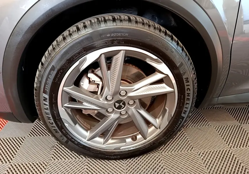 Gros plan sur la roue arrière droite d’un DS7 Crossback gris foncé avec pneu Michelin visible.