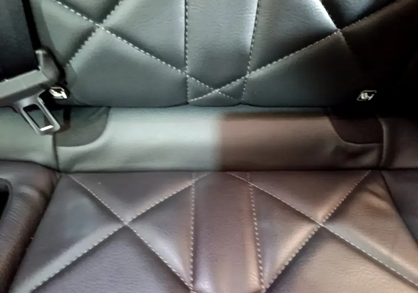 Gros plan sur la banquette arrière en cuir noir matelassé du DS7 Crossback E-TENSE 4x4 300 RIVOLI.