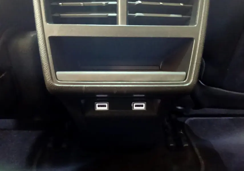 Prise USB double vue rapprochée à l'arrière de la console centrale du DS7 Crossback E-TENSE gris foncé.