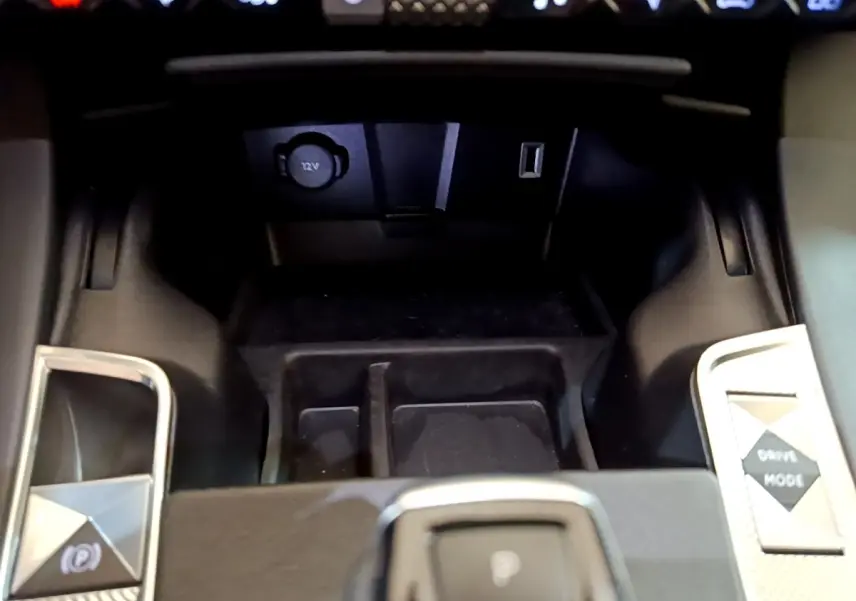 Gros plan sur la console centrale du DS7 Crossback E-TENSE 4x4 300 Rivoli, montrant les commandes de frein à main et mode de conduite.