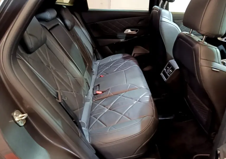 Vue intérieure côté droit sur la banquette arrière en cuir noir matelassé du DS7 Crossback E-TENSE 4x4 300 RIVOLI.