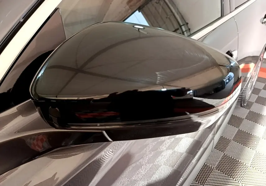 Rétroviseur extérieur noir côté conducteur du DS7 Crossback E-TENSE gris foncé, vue rapprochée en angle avant gauche.